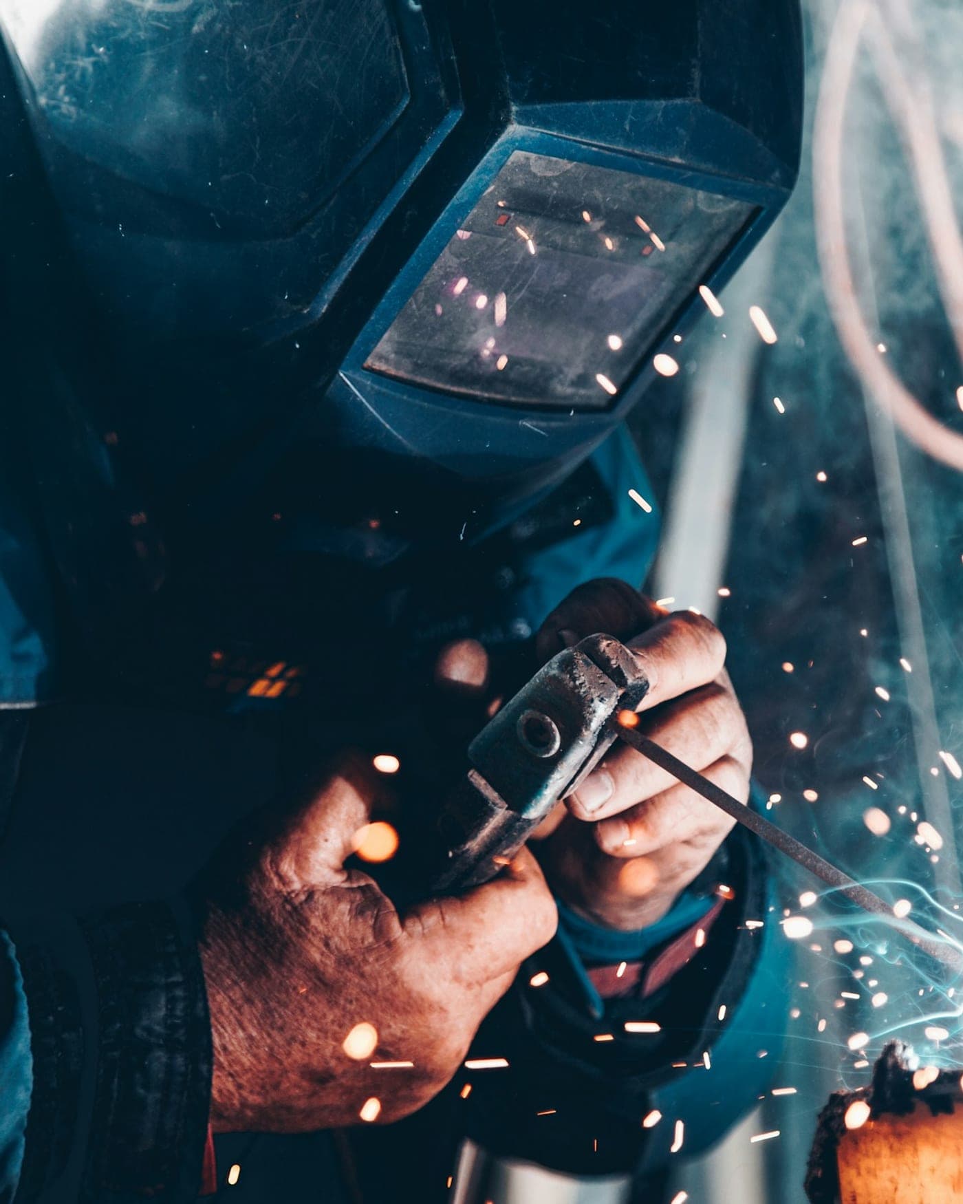 Schweißer bei der Arbeit in der Werkstatt von Caplex